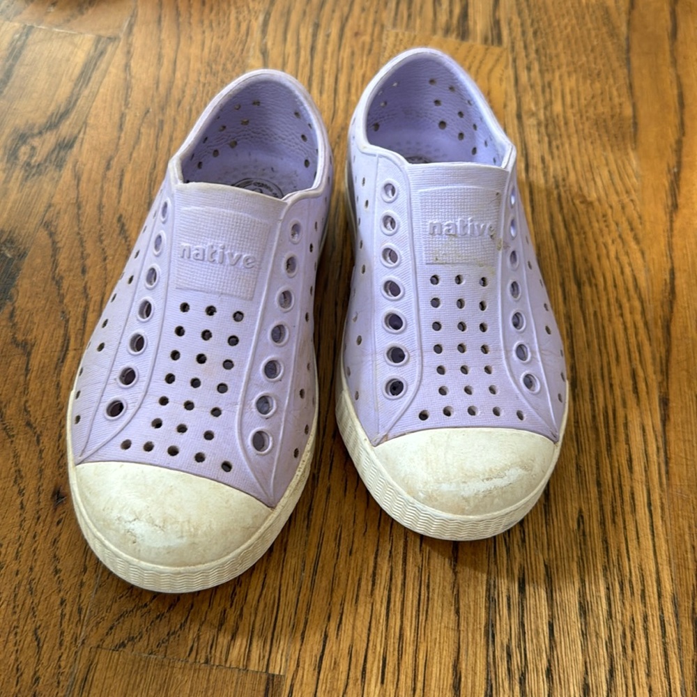 Native, size 9. Good condition.